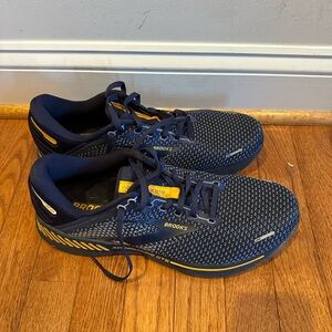 MEN'S BROOKS ADRENALINE GTS 22, PEACOAT/GREY/SUNFLOWER, 11D MEDIUM